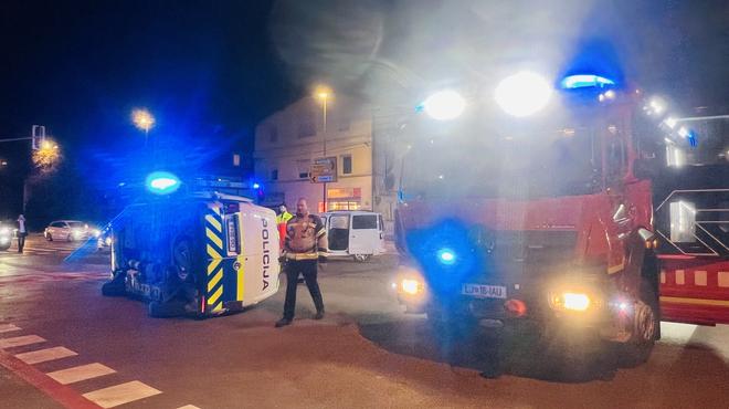 Novo o nesreči, v kateri se je prevrnilo policijsko vozilo: na nujni vožnji spregledala voznika in vanj trčila (foto: Aleksandra Saša Prelesnik)
