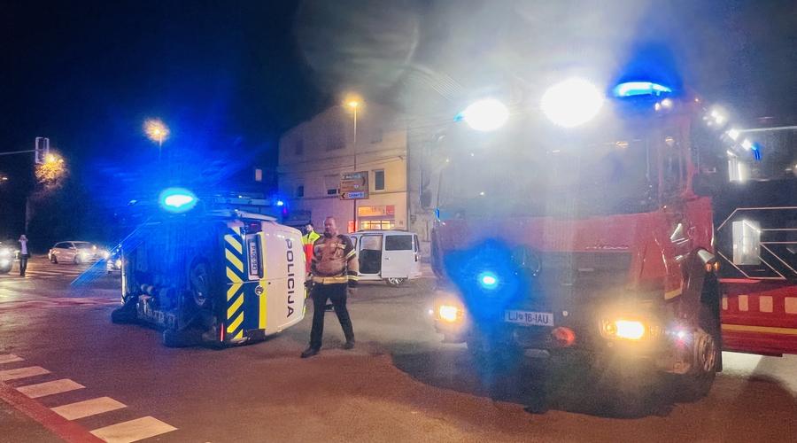 Novo o nesreči, v kateri se je prevrnilo policijsko vozilo: na nujni vožnji spregledala voznika in vanj trčila (foto: Aleksandra Saša Prelesnik)