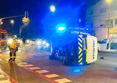 Prometna nesreča v Ljubljani: udeleženo policijsko vozilo, ki je končalo prevrnjeno na boku (FOTO)