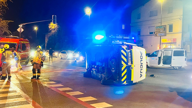 Prometna nesreča v Ljubljani: udeleženo policijsko vozilo, ki je končalo prevrnjeno na boku (FOTO) (foto: Aleksandra Saša Prelesnik)