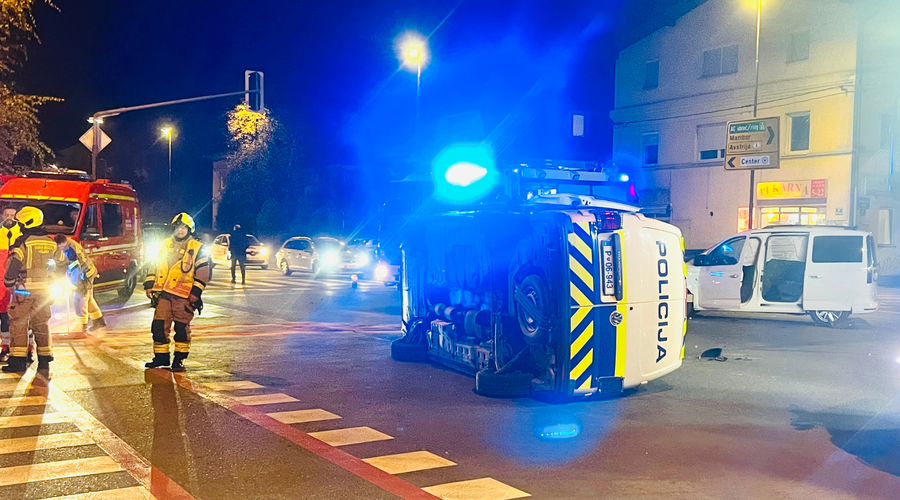 Prometna nesreča v Ljubljani: udeleženo policijsko vozilo, ki je končalo prevrnjeno na boku (FOTO) (foto: Aleksandra Saša Prelesnik)