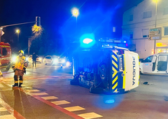 Prometna nesreča v Ljubljani: udeleženo policijsko vozilo, ki je končalo prevrnjeno na boku (FOTO)