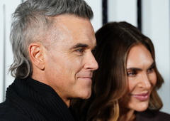 Žena Robbieja Williamsa razkrila, zakaj onadva potujeta v prvem razredu, njuni otroci pa v ekonomskem (imata utemeljen razlog)