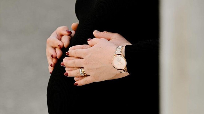 Nekdanja tekmovalka MasterChefa pokazala nosečniški trebušček (foto: Instagram/Alja Viryent, fotomontaža)