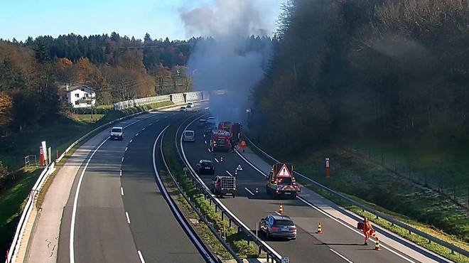 Previdno na poti: na dolenjski avtocesti zagorelo vozilo (foto: Promet.si/Facebook)