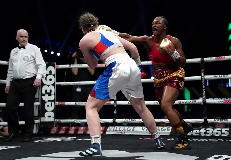 Ema Kozin in Claressa Shields na WBC/WBA/IBF svetovnem prvenstvu v Cardiffu.