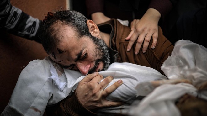 Jemil drži truplo svojega otroka in toči solze. Otrok je bil ubit v napadu na bolnišnico Nasser na 44. dan izraelskih napadov v Khan Yunisu v Gazi 19. novembra. (foto: Profimedia)