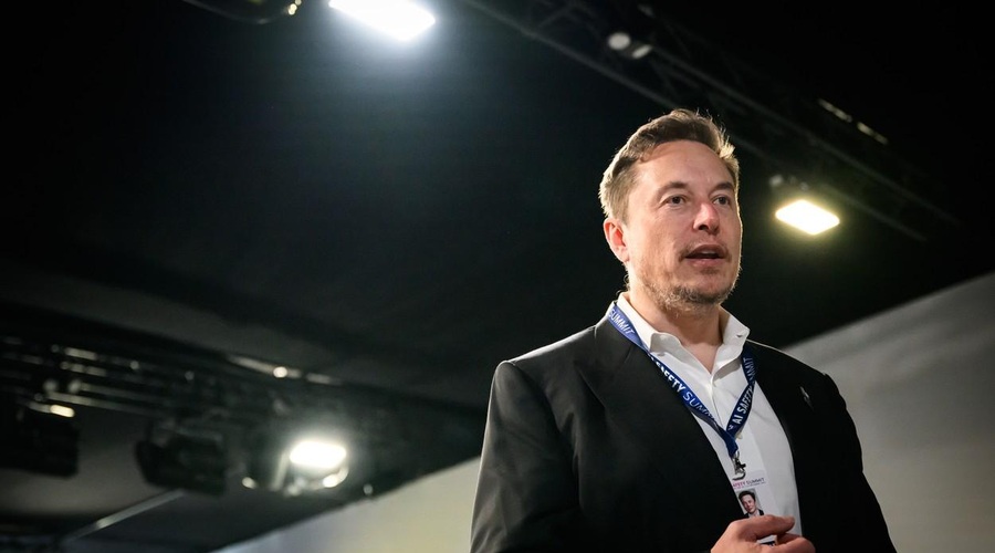 Nori prizor na konferenci konservativcev: Musk z motorno žago in Mileijevo podporo (foto: Profimedia)