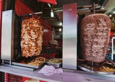 Ste vedeli, kaj prodajalci kebaba po koncu dneva naredijo z mesom? Ne, ne vržejo ga stran, marveč ...