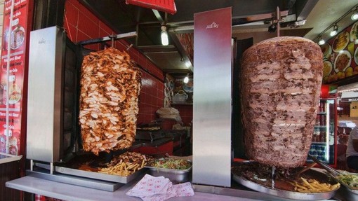 Ste vedeli, kaj prodajalci kebaba po koncu dneva naredijo z mesom? Ne, ne vržejo ga stran, marveč ...
