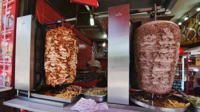 Ste vedeli, kaj prodajalci kebaba po koncu dneva naredijo z mesom? Ne, ne vržejo ga stran, marveč ... (foto: Profimedia)