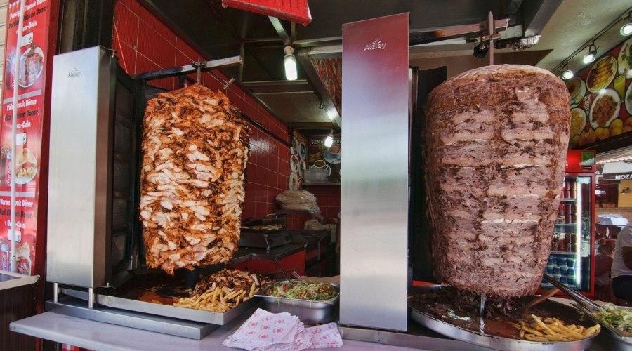 Ste vedeli, kaj prodajalci kebaba po koncu dneva naredijo z mesom? Ne, ne vržejo ga stran, marveč ... (foto: Profimedia)