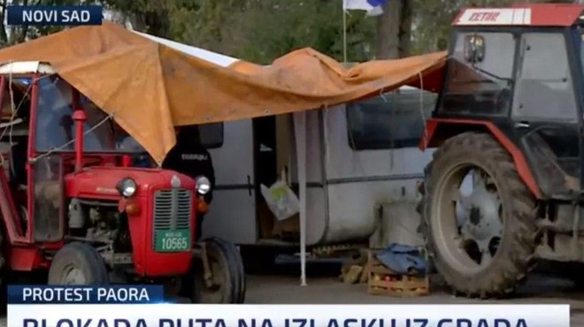 Srbija pred volitvami v primežu vse večjega kaosa: kmeti zaradi neizpolnjenih Vučićevih obljub s traktorji blokirali ceste (foto: N1 Srbija/posnetek zaslona)