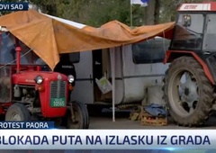 Srbija pred volitvami v primežu vse večjega kaosa: kmeti zaradi neizpolnjenih Vučićevih obljub s traktorji blokirali ceste