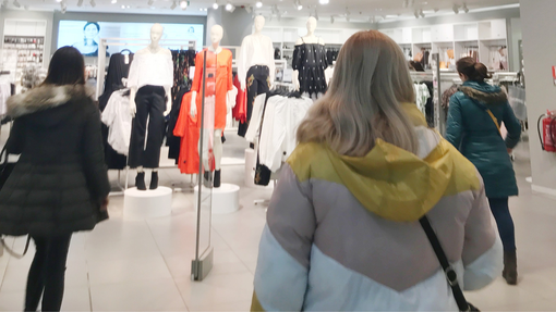 Veliki prodajni hit: ste že videli obleko, ki je obnorela številne Slovenke? (VIDEO)