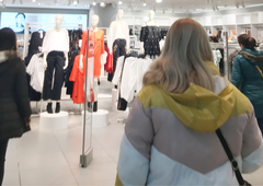 Priljubljena znamka hitre mode H&M napovedala zapiranje svojih trgovin, pristojni pa so tudi razkrili razlog za to