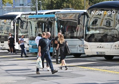 Javni transport vse manj zanimiv: z avtobusi in vlaki se vozi vedno manj ljudi