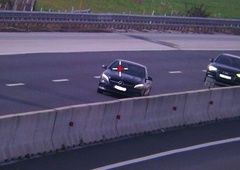 Nespametna voznika: eden drvel s hitrostjo 202 kilometra na uro, drug vozil z uničenimi pnevmatikami (FOTO)