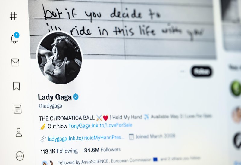 Twitter profil glasbenice Lady Gaga.