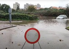 Dež potopil ceste: v Zadru v samo eni uri padla mesečna količina dežja (VIDEO)