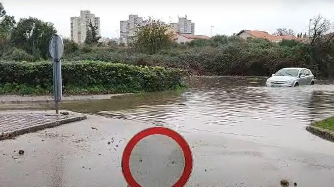 Dež potopil ceste: v Zadru v samo eni uri padla mesečna količina dežja (VIDEO) (foto: YouTube/posnetek zaslona)