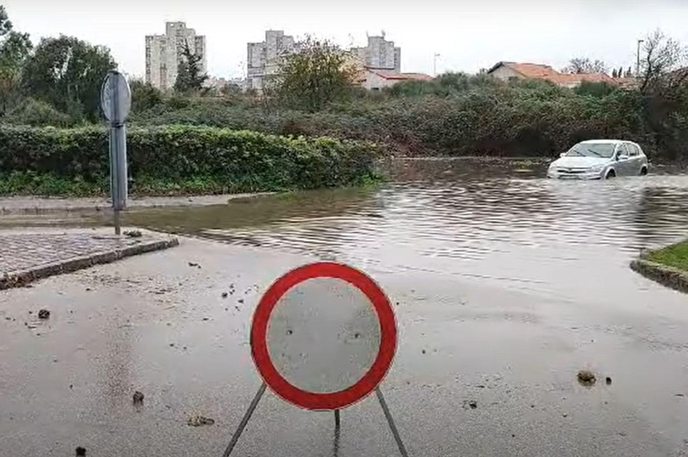 Dež potopil ceste: v Zadru v samo eni uri padla mesečna količina dežja (VIDEO) (foto: YouTube/posnetek zaslona)