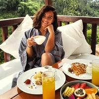 Lepo dekle zajtrkuje na terasi.