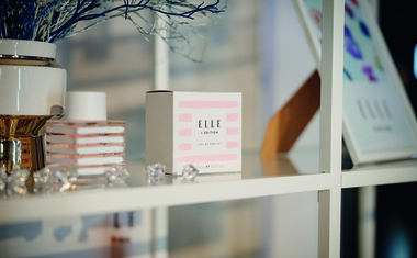 V zraku je bilo dobesedno mogoče čutiti Elle, saj so gostje dišale po uradnih dišavah Elle parfumers z elegantnimi cvetličnimi vonji.