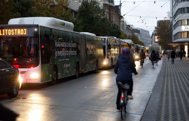 Ljubljana je ob popoldnevih, ko se ljudje vračajo iz služb, zelo obremenjena s prometom.