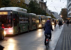 Grozljiv začetek dneva: moški na avtobusu LPP zabodel žensko