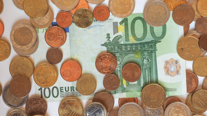 800 tisoč Slovencev bo od zavarovalnice prejelo do 120 evrov (ste med njimi?) (foto: Profimedia)
