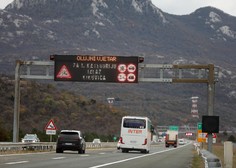 Vreme povzroča težave na Hrvaškem: v Rijeki izdano rdeče opozorilo zaradi močne burje, zaprte številne ceste
