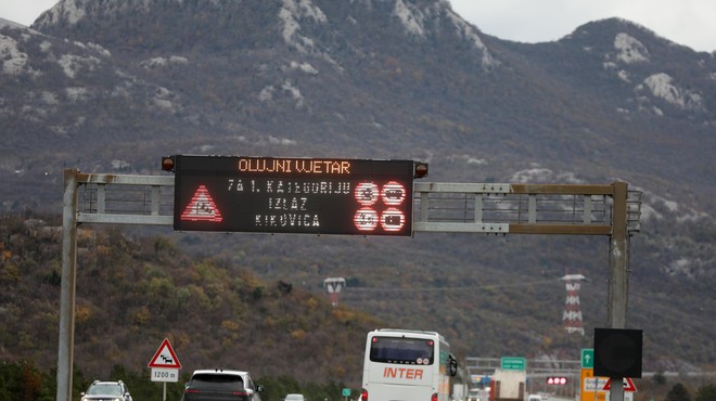 Vreme povzroča težave na Hrvaškem: v Rijeki izdano rdeče opozorilo zaradi močne burje, zaprte številne ceste (foto: Bobo)