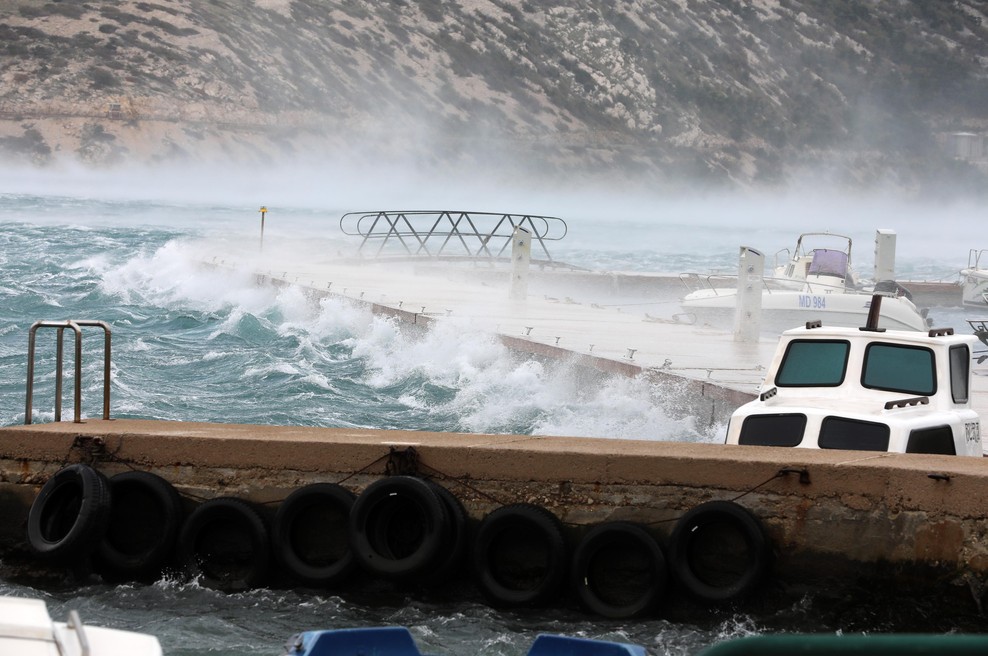 Narava na Jadranu ponorela: mostovi zaprti, trajekti stojijo, priljubljeni otoki popolnoma odrezani od sveta (foto: Bobo)
