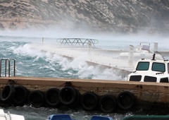 Narava na Jadranu ponorela: mostovi zaprti, trajekti stojijo, priljubljeni otoki popolnoma odrezani od sveta