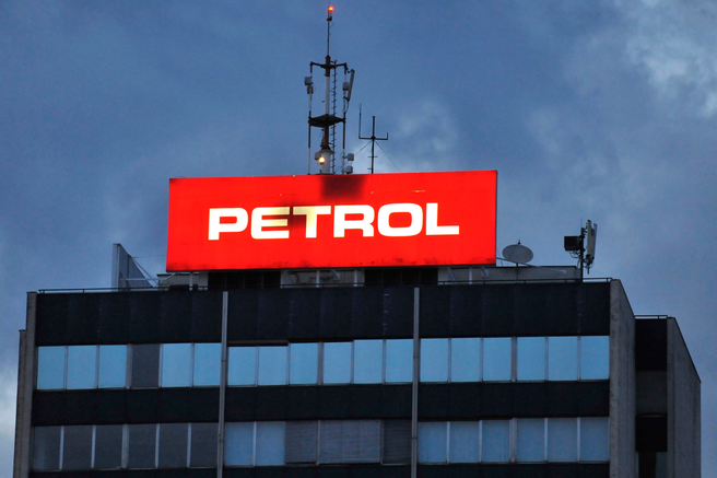 Petrol, stavba