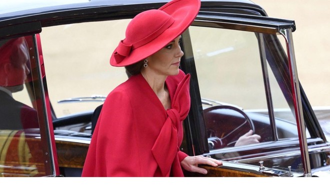 Vse oči uprte v valižansko princeso Catherine: ko je stopila iz avtomobila, ji je ... (foto: Profimedia)