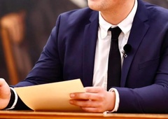 Poslanec letel iz parlamenta: priznal je, da je v razmerju s 15-letnico