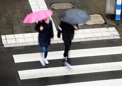 Slovenske ceste spet prizorišče tragedije: voznica trčila v peško, ki je pozneje umrla