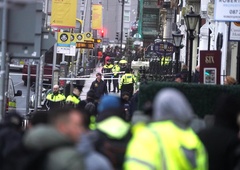 Moški z nožem nad žensko in tri otroke (deklica in ženska sta utrpeli hude poškodbe)