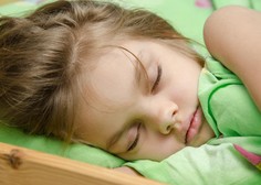 Ima vaš otrok težave s spanjem? Dajte mu ta okusni prigrizek in težav več ne bo!