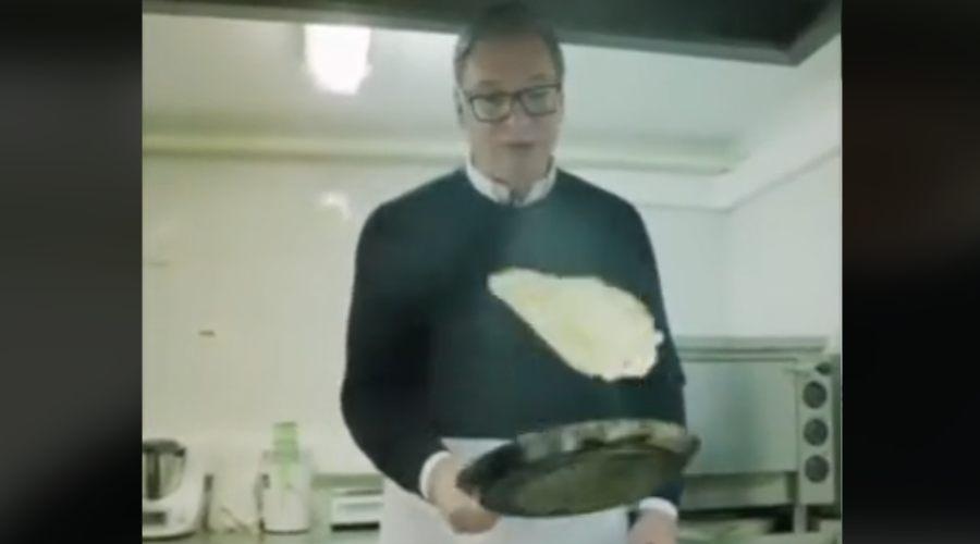Po sendviču s pariško zdaj še metanje palačink v zrak: Vučićevo absurdno nabiranje političnih točk (VIDEO) (foto: TikTok)