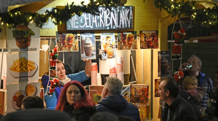 Veseli december pred vrati, stanovalci Stare Ljubljane se že držijo za glavo: kako bo občina omejila praznično ozvočenje? (foto: Žiga Živulovič jr./Bobo)