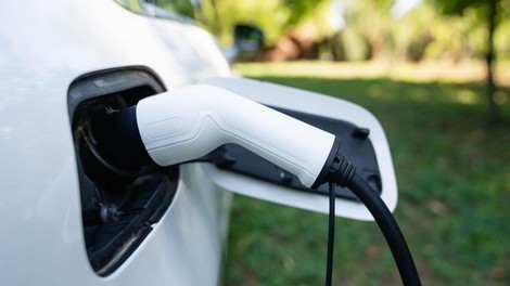elektricni avto se polni