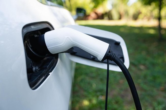 elektricni avto se polni