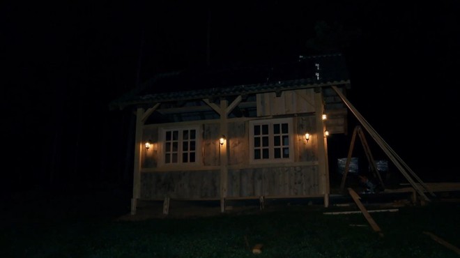 Kmetija: v skrivnostno leseno hiško se bo vselil vsem dobro znan nekdanji tekmovalec (foto: Voyo/posnetek zaslona)