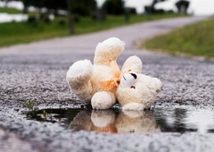 Slovenec iz Švice nezakonito odpeljal svoja otroka (mati še vedno ne ve, kje sta otroka)