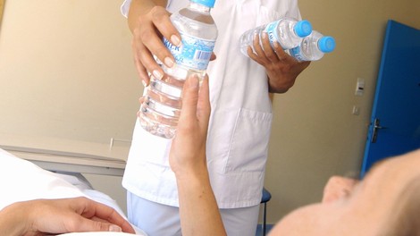 Bolnišnica pitja vode pacientka medicinska sestra