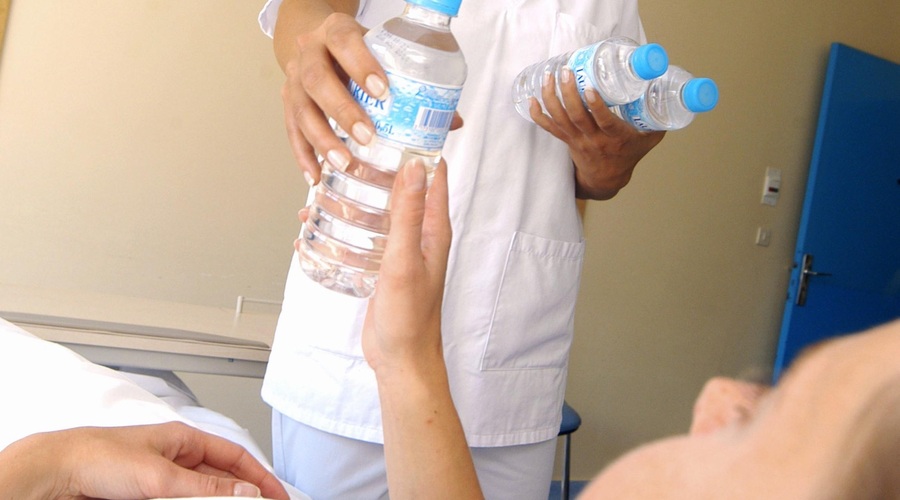 Absurdni primer: umrla v psihiatrični bolnišnici, ker je spila preveč vode, osebje pa je medtem ... (foto: Profimedia)