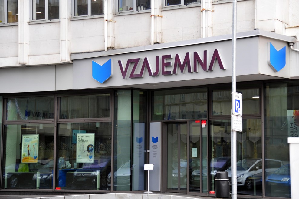 DZ potrdil zakon o preoblikovanju Vzajemne (zavarovancem naj bi izplačali do 120 evrov) (foto: Bobo)